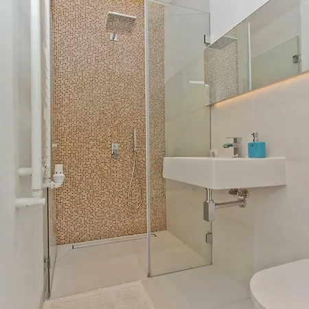 Luxury And Comfortable- Golden Apartments- Royal Street *