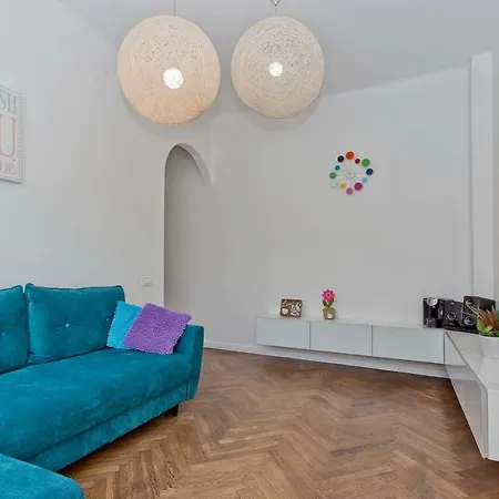 Luxury And Comfortable- Golden Apartments- Royal Street Apartment *